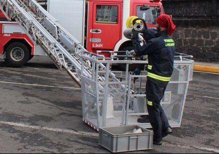 Los bomberos comprueban los hidrantes en la zona portuaria