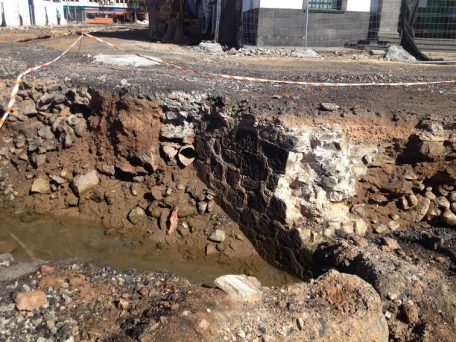 hallazgo antiguo muro muelle comercial arrecife